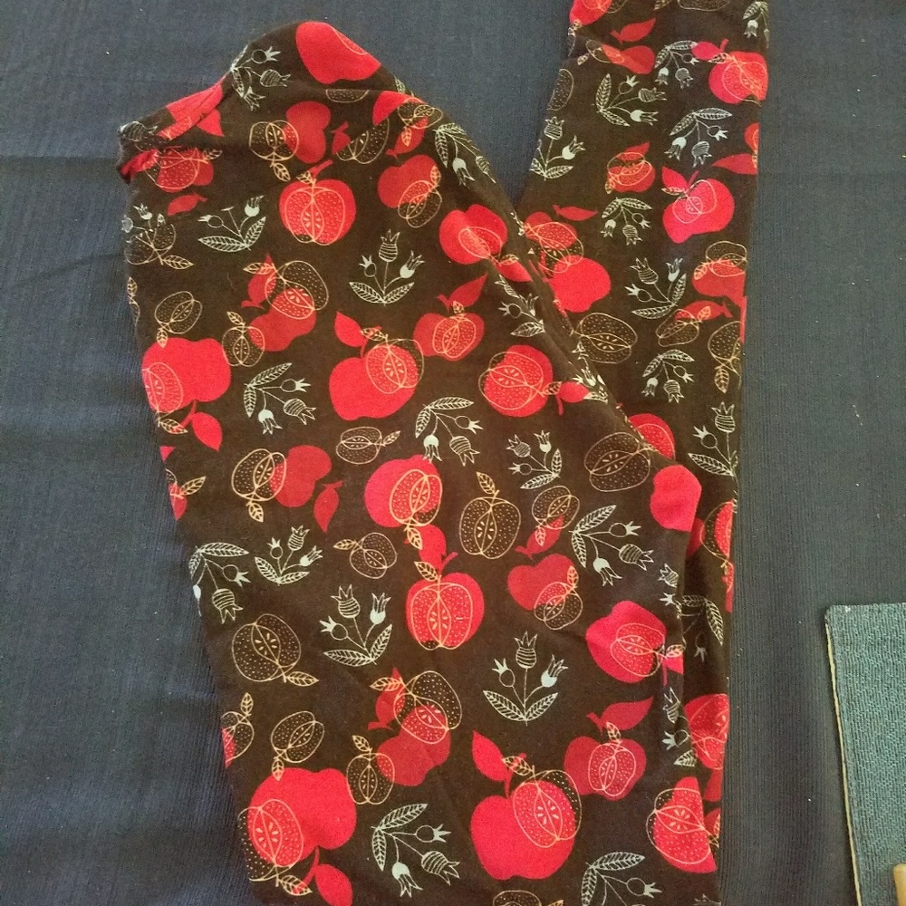 Sale 3/$15! LulaRoe Apple leggings